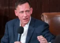 Diputados opositores y expertos debaten las motivaciones detrás de la presencia de Thiel en el país