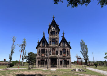 CAMPANÓPOLIS: EL SUEÑO QUE SE CONVIRTIÓ EN UNA ALDEA MEDIEVAL PARA DESCUBRIR EN LA PROVINCIA DE BUENOS AIRES