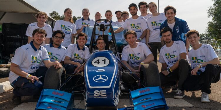 UN AUTO DE CARRERA CONSTRUIDO POR ESTUDIANTES DE LA UBA, REPRESENTÓ AL PAÍS EN UNA PRESTIGIOSA COMPETENCIA INTERNACIONAL DE INGENIERÍA