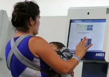 El Gobierno automatiza la verificación de controles de salud y escolaridad para el cobro de la AUH