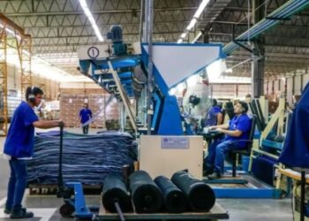 La producción industrial registró una suba de 0,3% en agosto y cortó la caída previa