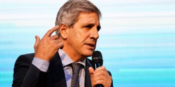 Caputo ironizó sobre el consumo en la calle Corrientes en contraposición a las críticas al rumbo económico