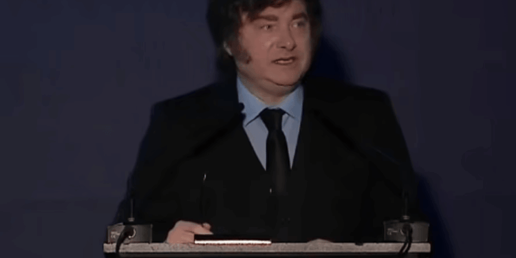 Milei reivindicó sus políticas y advirtió: “Entré acá por el bronce, no voy a borrar con el codo lo que escribí con la mano“