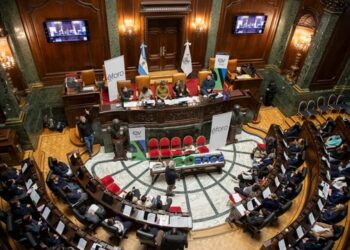 Estudiantes secundarios advierten que el alcohol normalizado y las apuestas online son las nuevas adicciones invisibles