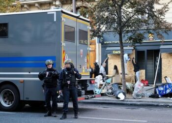 Más ciudades francesas implementaron toque de queda tras las violentas protestas