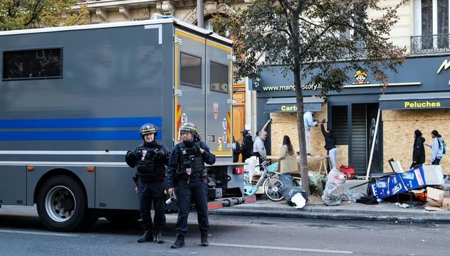 Más ciudades francesas implementaron toque de queda tras las violentas protestas
