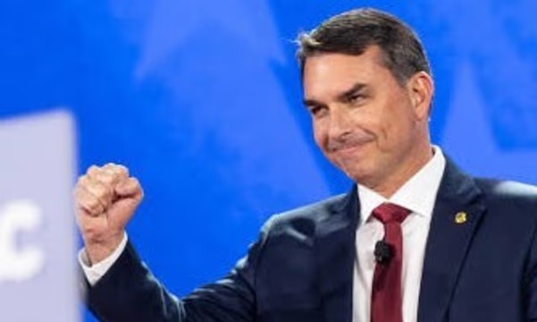 Flávio Bolsonaro pasó por la Argentina en un vuelo privado rumbo a Estados Unidos