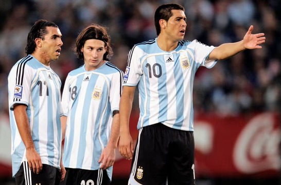 Carlos Tévez confirmó la presencia de Lionel Messi y Riquelme para su despedida