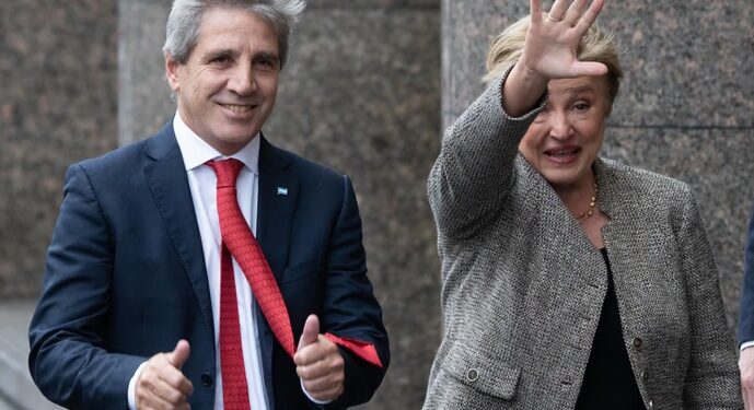 Luis Caputo ultima los detalles para participar de la Asamblea del FMI