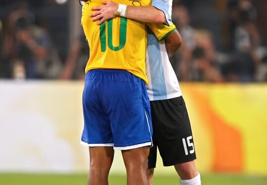“Qué placer haber formado parte de tu historia”, Ronaldinho saludó a Messi por su retiro de la Selección