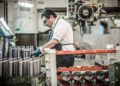 El empleo formal en la Argentina suma 14 meses en caída y el salario mínimo está en su piso histórico
